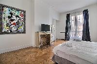 fresh and clean bedding in Trocadero - Georges Mandel luxury apartment