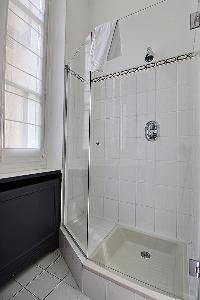 refreshing shower in Trocadero - Georges Mandel luxury apartment