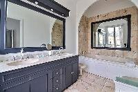 fabulous bathroom with tub in Trocadero - Georges Mandel luxury apartment