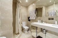 fresh and clean bathroom in Trocadero - Poincaré 2 bedrooms luxury apartment