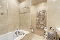 cool bathtub in Trocadero - Poincaré 2 bedrooms luxury apartment