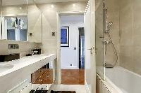 neat toilet and bath in Trocadero - Poincaré 2 bedrooms luxury apartment