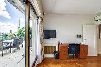 cool access to the balcony of Trocadero - Poincaré 2 bedrooms luxury apartment