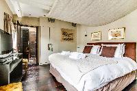 clean and fresh bedding in Louvre Palais Royal IV luxury apartment