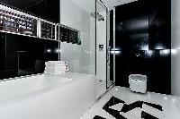 handsome bathroom with tub in Trocadero - Mandel 4 bedrooms luxury apartment