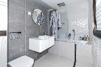 fresh bathroom with tub in Trocadero - Mandel 4 bedrooms luxury apartment