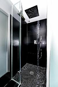 refreshing rain shower in Trocadero - Mandel 4 bedrooms luxury apartment