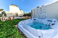 cool hot tub at Trocadero - Mandel 4 bedrooms luxury apartment