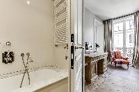 relaxing bathtub in Notre Dame - Lemoine luxury apartment