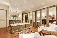 fabulous bathroom with tub in Trocadero - Sheffer luxury apartment