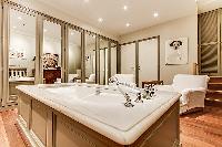 fabulous bathtub in Trocadero - Sheffer luxury apartment