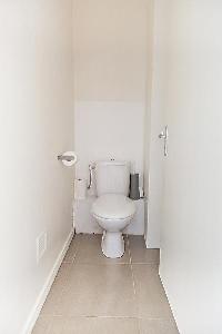 neat and trim toilet in Cannes - Barri luxury apartment