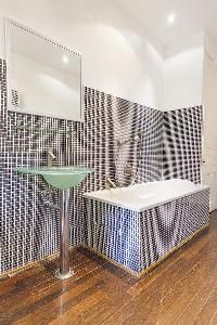 refreshing bathroom with tub in Cannes - Carnot luxury apartment