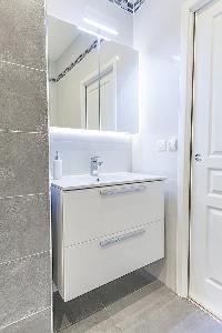 neat and trim lavatory in Cannes - Church (Eglises) luxury apartment