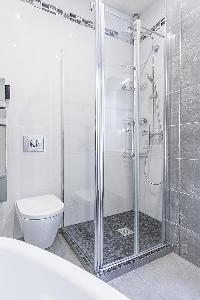 refreshing shower area in Cannes - Church (Eglises) luxury apartment