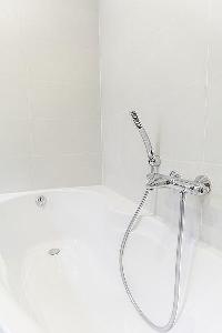 cool shower in Cannes - Church (Eglises) luxury apartment