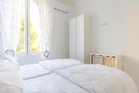 crisp and clean bedroom linens in Cannes - Church (Eglises) luxury apartment