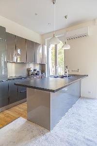 cool kitchen peninsula in Cannes - Church (Eglises) luxury apartment