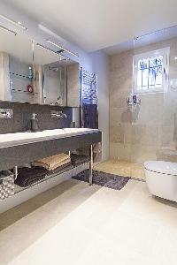 large bathroom in Cannes - Palm Eden luxury apartment