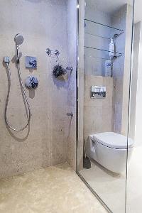 refreshing shower in Cannes - Palm Eden luxury apartment