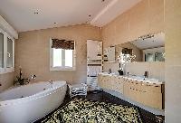 awesome bathtub in Cannes - Mahtari luxury apartment