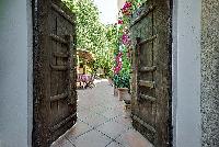 impressive wooden gates of Cannes - Mahtari luxury apartment