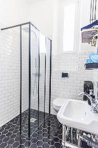neat and trim bathroom in Cannes - Pere Muret luxury apartment