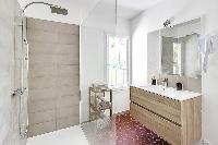 neat and nice shower area in Cannes - Villa Edith luxury apartment