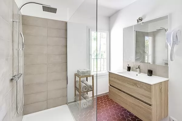 neat and nice shower area in Cannes - Villa Edith luxury apartment