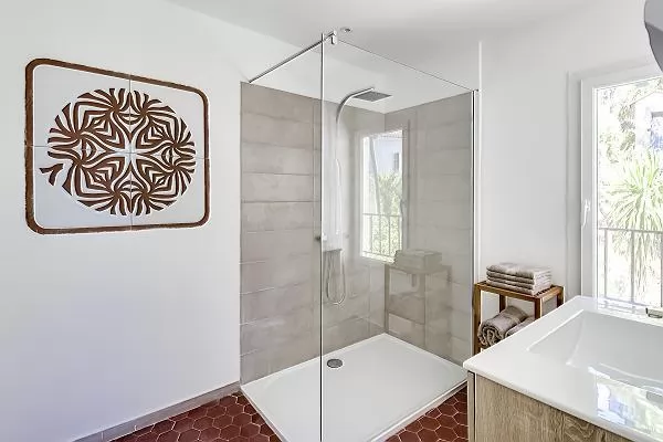 fascinating bathroom art in Cannes - Villa Edith luxury apartment