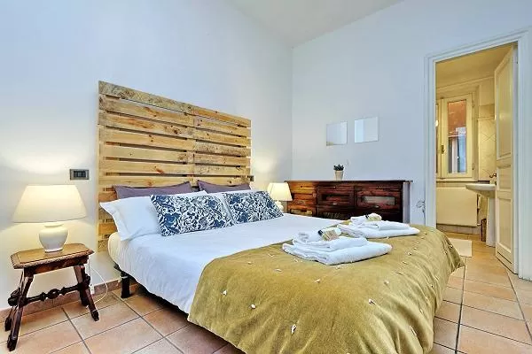 clean and fresh bedroom linens in Rome - Trevi Fo luxury apartment