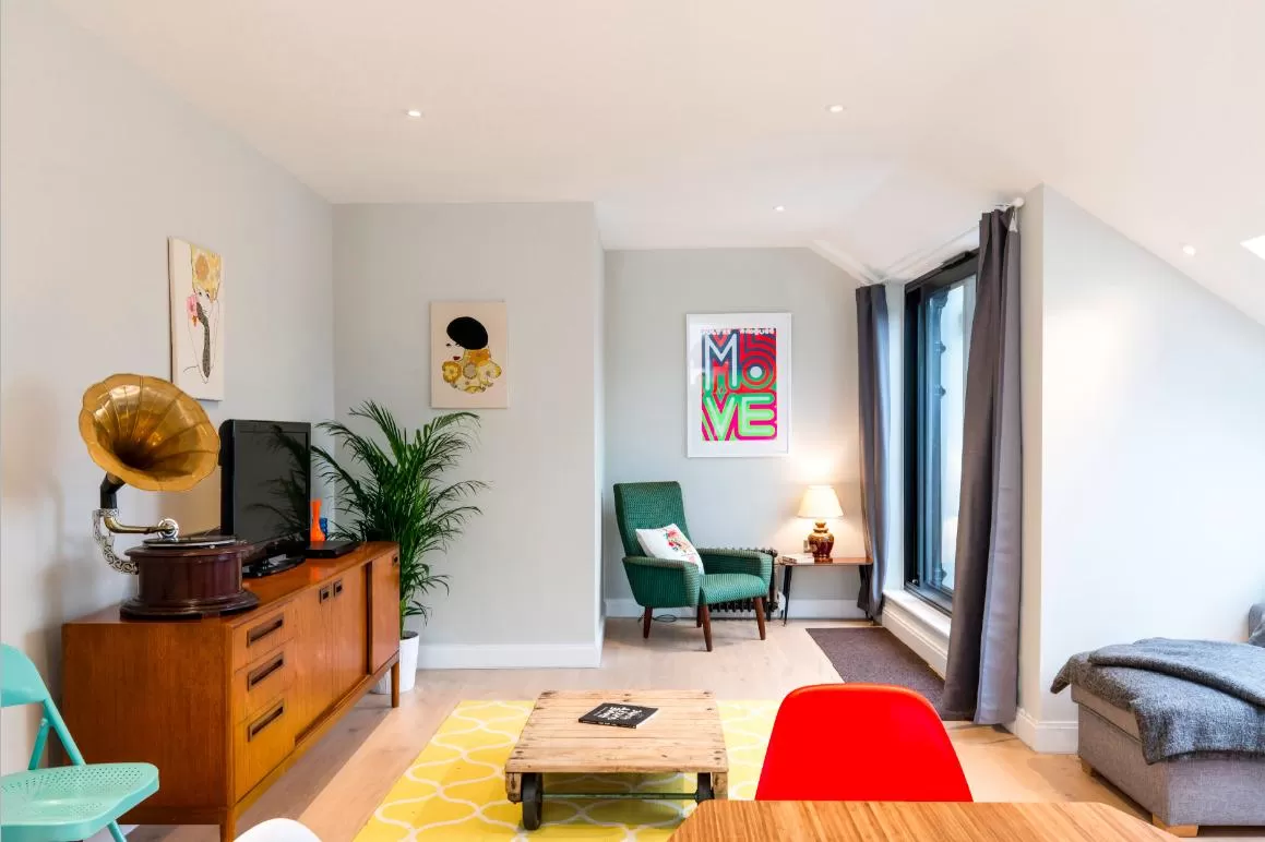 chic and cheery London Hanbury Street 2BR luxury apartment and vacation rental