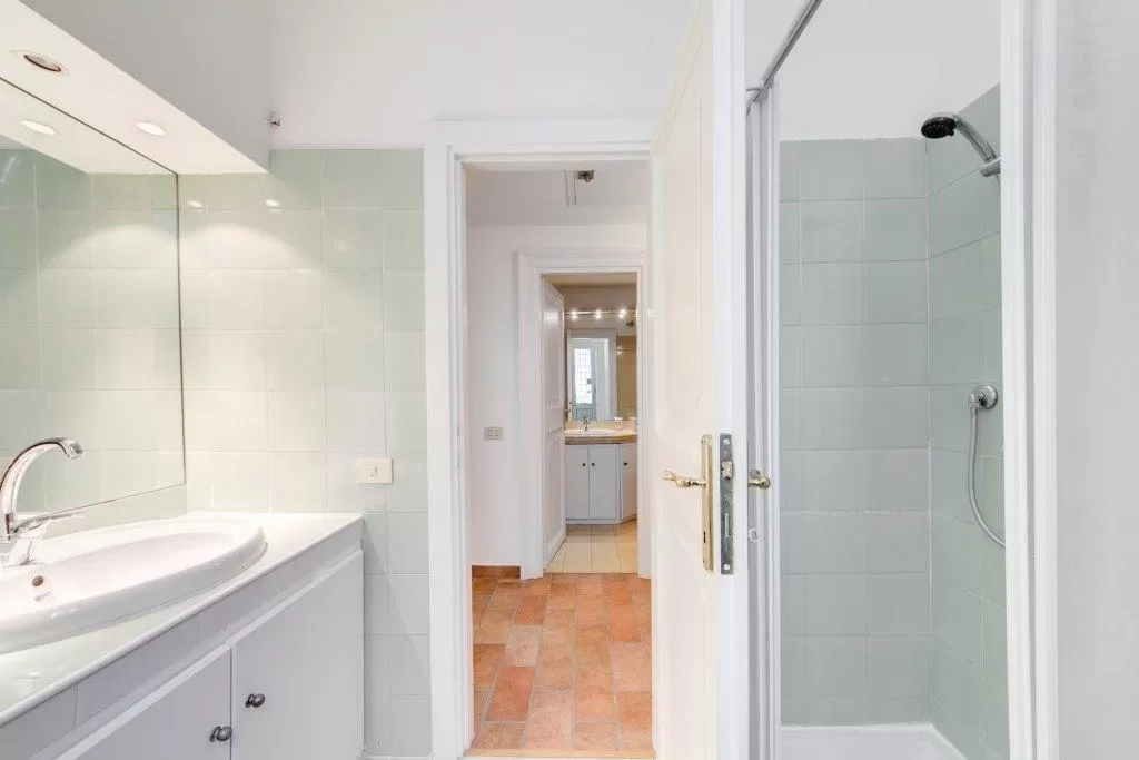 clean and fresh bathroom in Rome - Via della Croce I luxury apartment