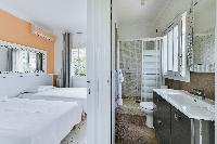 cool en-suite twin bedroom in Cannes - Palm Spring Villa luxury apartment