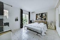 awesome king-size bed in Cannes - Palm Spring Villa luxury apartment