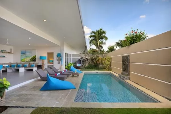 amazing swimming pool of Bali Cosy Villa Blue luxury apartment
