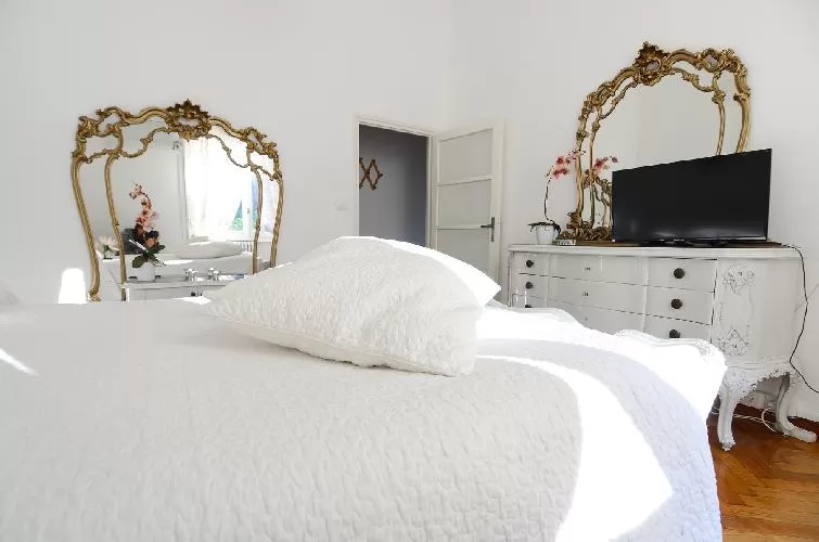 pristine bedding in Bellagio - Favola Superior Front Lake luxury apartment