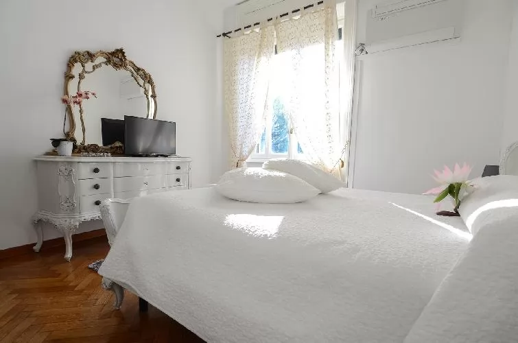 lovely bedroom in Bellagio - Favola Superior Front Lake luxury apartment