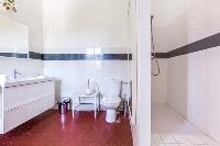 neat and trim bathroom in Cannes Villa Boulevard des Collines luxury apartment